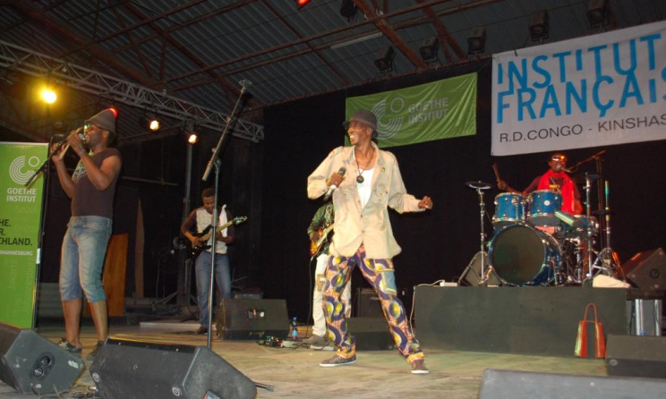 Jupiter et son groupe Okwess International pendant à l'Institut Français de Kinshasa © Walter Badibanga