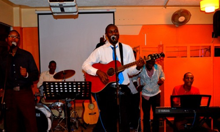 Kamau_Karongo_performing_at_Gift_Restaurant