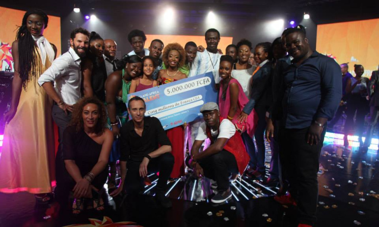 Deenyz tenant son prix entourée d'autres candidats et l'équipe d'Island Africa Talent