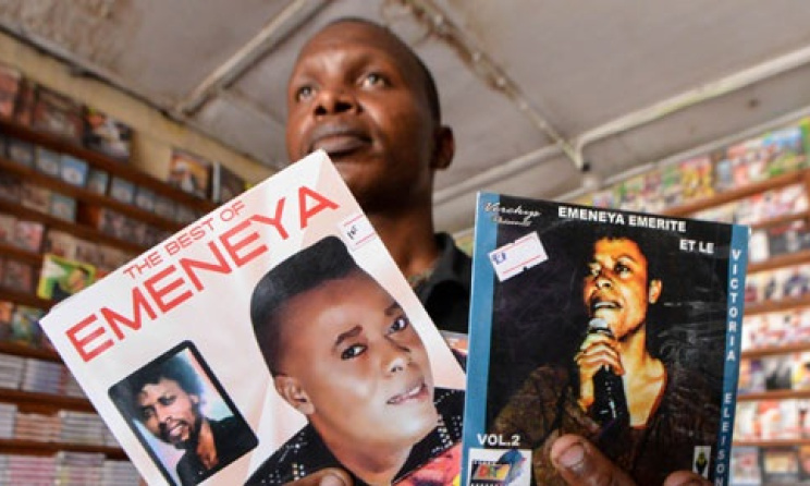 Albums de l'artiste musicien Emeneya dans une maison de distribution © www.channel24.co.za