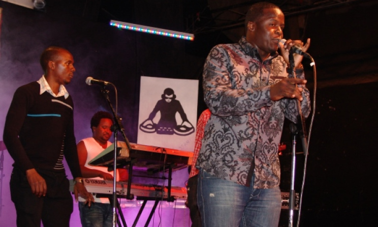 Steve Nyabwa performing at The GoDown Gig