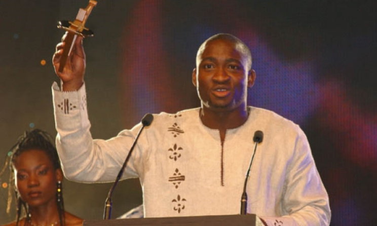 Kunle Ayo accepts his Kora Award in 2004. Photo: www.koraawards.com