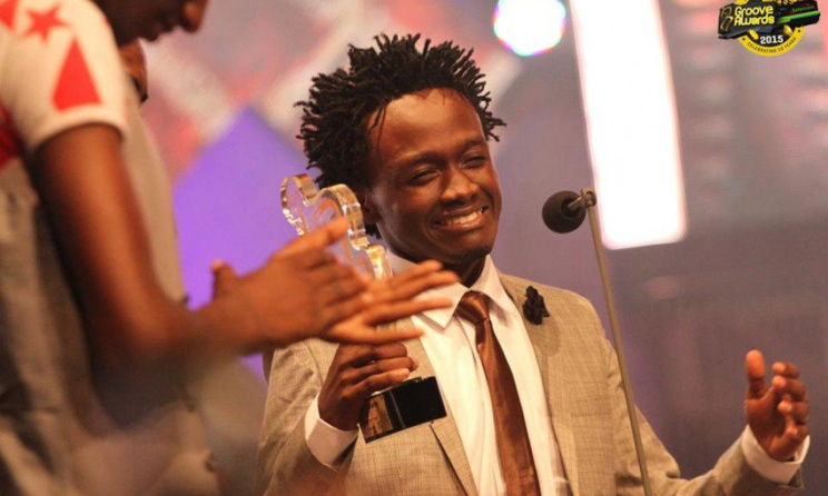Bahati receiving a Groove award. Photo: Citizentv.co.ke