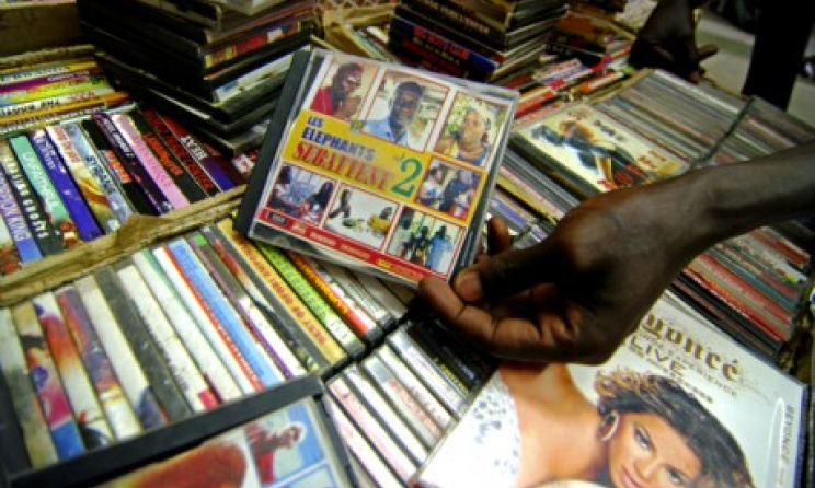 boutique de vente CD et DVD (ph) www.slateafrique.com