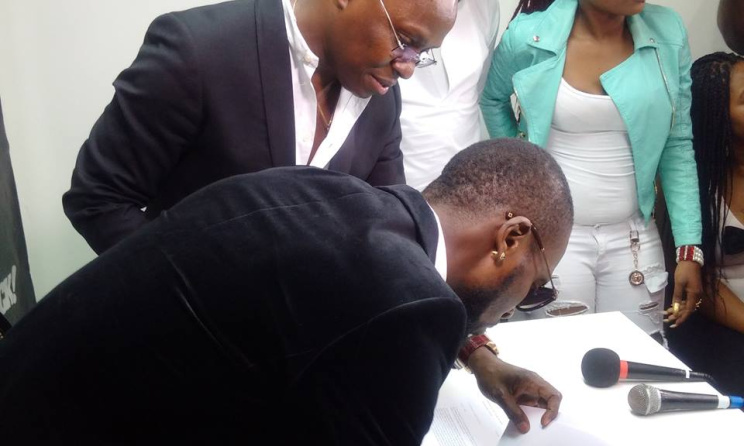 Héritier Watanabé, lors de la signature de son contrat avec Obuo Music. (ph) Facebook
