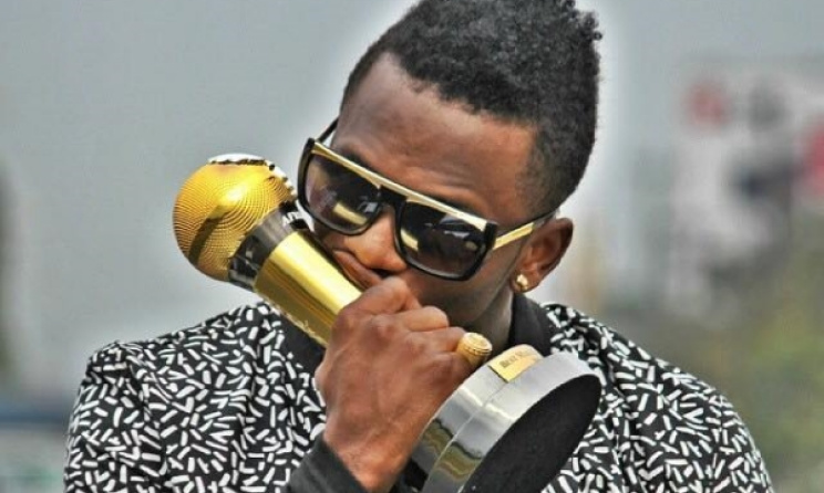 Diamond Platnumz kissing his 2014 AFRIMMA trophy for Best Male Artist - East Africa. Photo: Facebook