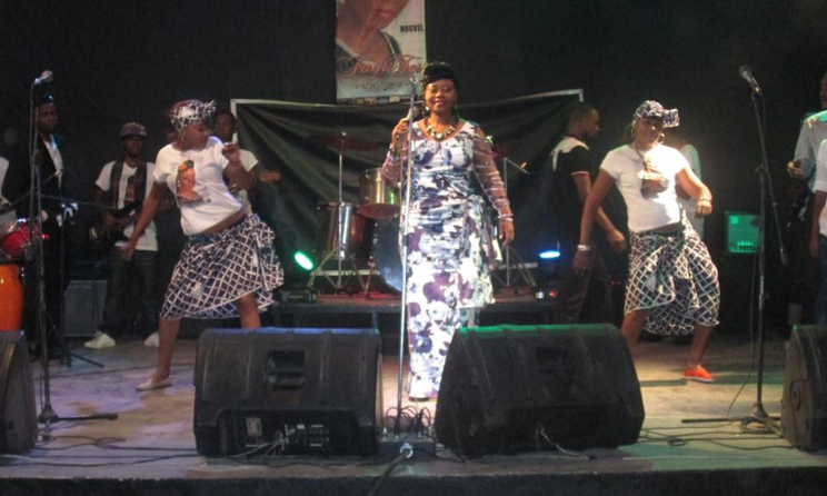 Faya Tess lors de son concert à Kinshasa. (ph) La Prosperité Online