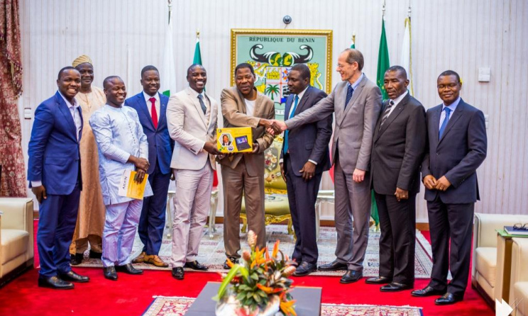 Akon et ses associés présentant la tablette éducative au président béninois Boni Yayi (ph) Dagency