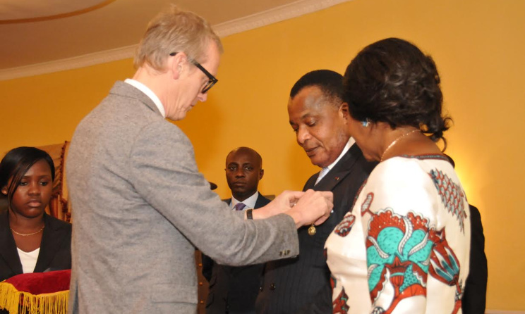 Denis Sassou Nguesso, pendant sa décoration par Paul Dujardin, président du CIM.(ph) Ici Brazza