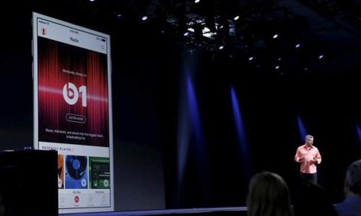 (Ph) Eduardo H. « Eddy » Cue, vice-président sénior des services et logiciels internet chez Apple