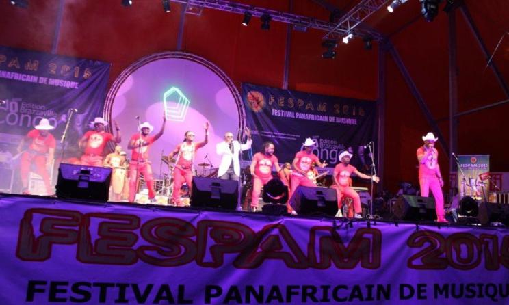 Roga Roga et son groupe Extra Musica zangul sur scène au Fespam 2015 (ph). Adiac-Congo