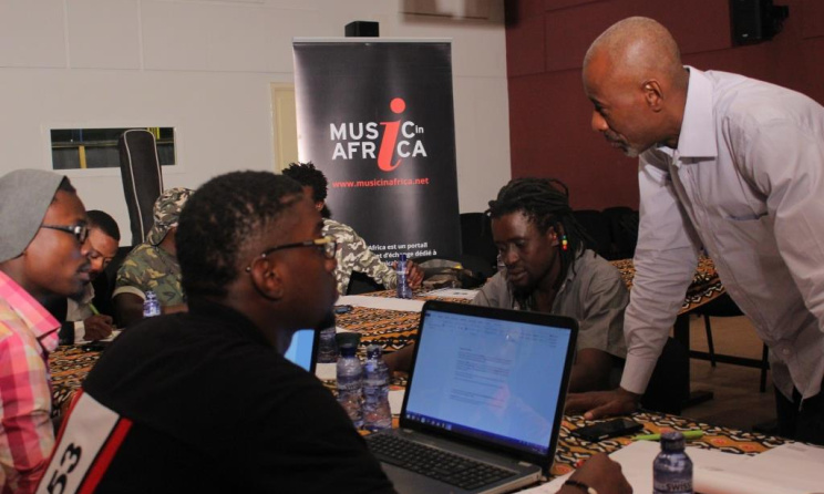 Luc Mayitoukou assistant les participants dans les travaux en petits groupes. (ph) Music In Africa/Goethe-Institut