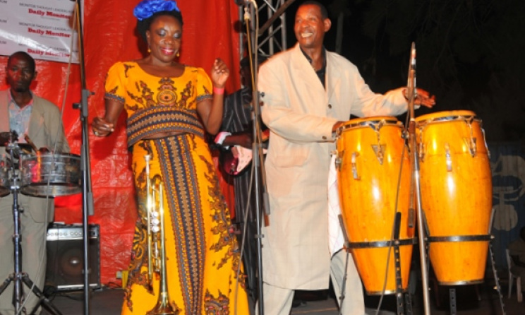 Herman Ssewanyana (right) on stage with Rachel Magoola. Photo: Eddie Chicco/www.monitor.co.ug. 