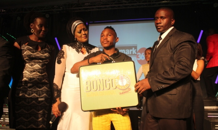 2015 Bongo Star Search winner Kayumba Juma receives his prize. Photo: www.cloudsfm.com
