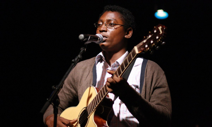 Lionel Kombo, l'artiste du Congo-Brazzaville pendant un concert live. (ph) Basango