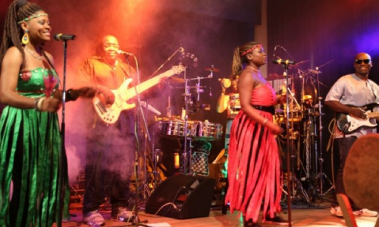 Deux chanteuses de Macase: Merveille Tchambe et Sandrine Nanga lors d'un spectacle. (ph) Goethe-Institut Cameroun