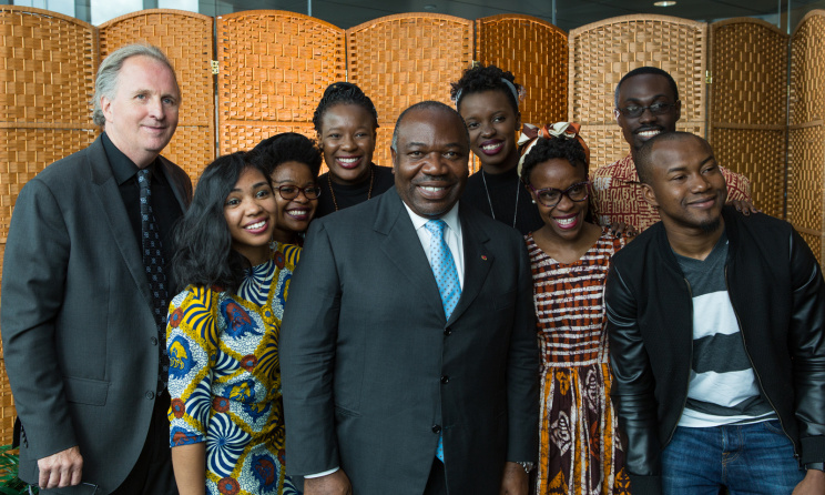Ali Bongo, président gabonais avec Robert Brown, président de Berklee college et des étudiants africains. (ph) Mike Spencer