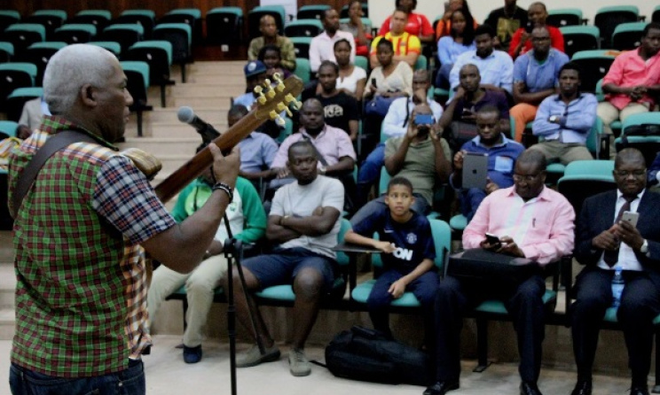 Jonathan Butler during his master class in Maputo. Photo: MoreJazz