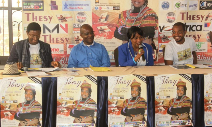 Thesy Moumani présente l'album "Tienou" lors d'une conférence de presse. (ph) Yaoundéinfo.