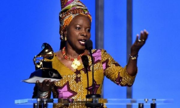 Angelique Kidjo recevant son troisième Grammy Award. Photo: Alberto E. Rodriguez / www.grammy.com