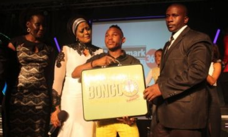  2015 Bongo Star Search gagnant Kayumba Juma reçoit son prix. Photo: www.cloudsfm.com