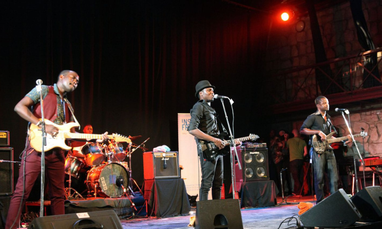 Le groupe malien Songhoy Blues sur scène lors du Festival Bamako Acoustik (Ph) www.lexpress.fr