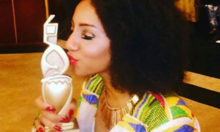 Ammara Brown kisses her ZIMA trophy for Best Collaboration. Photo: ZIMA/Facebook