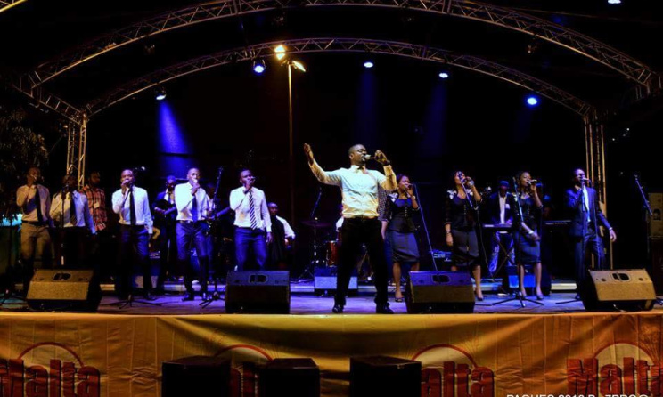 Mike Kalambay et son groupe lors d'un concert à Kinshasa. Photo: 7Prod.