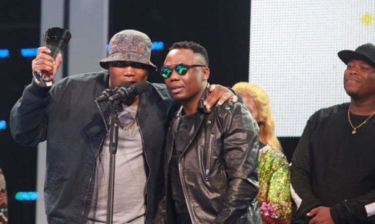 Kwaito group Big Nuz accept one of their two SAMA trophies. Photo: SAMAs