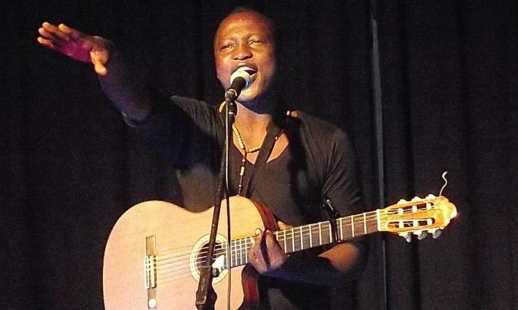 Célestin Mawndoé pendant un concert. Photo: africavivre.com