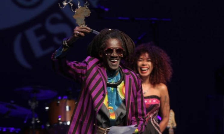 Cheikh Lô brandissant son nouveau Trophée. (Photo) Facebook Nicolas Diop