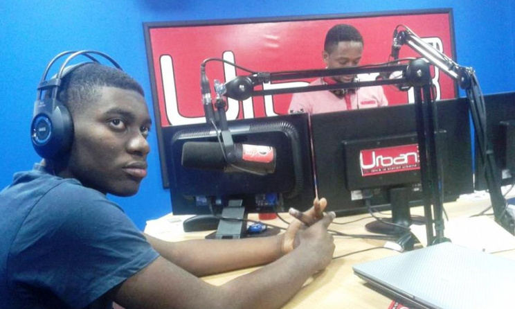 Samuel lors d'une interview sur une station de radio à Libreville. Photo: Facebook