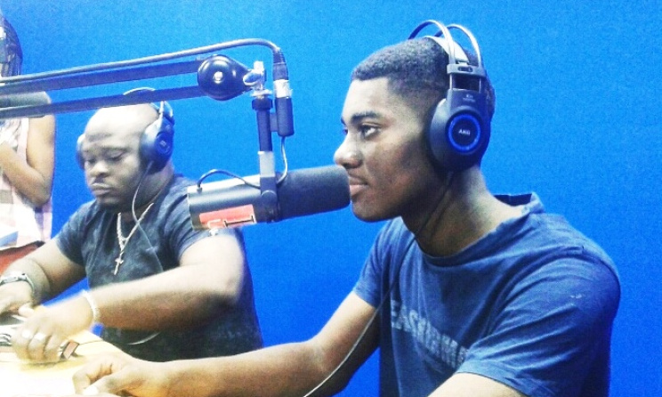 Samuel lors d'une interview sur une station de radio à Libreville. Photo: Facebook