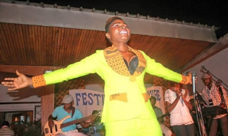 La chanteuse Sadky lors du festival Pointe-Noire en scène