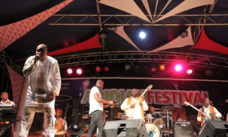 Le Guinéen Sékouba Bambino sur scène lors de la 2ème édition du festival des musiques du monde ou Abidjan festival. (Ph): rti.ci