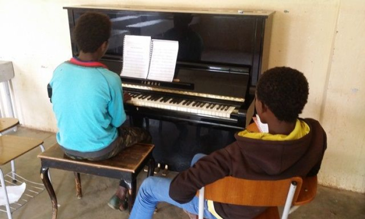 Les étudiants pendant un cours de piano. Photo fournie par Senai Andemariam