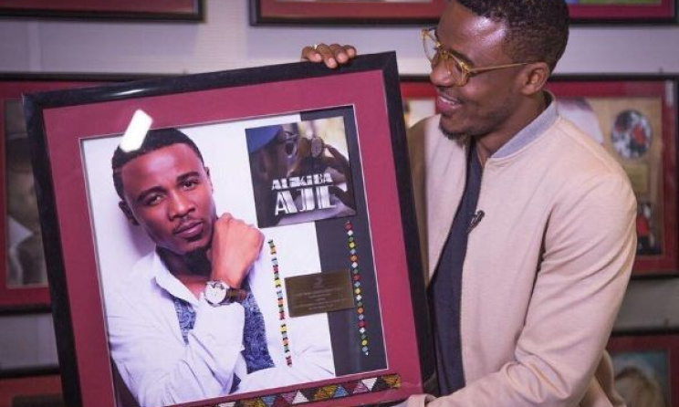 Ali Kiba displays his congratulatory plaque.  Photo: Bongo5.com