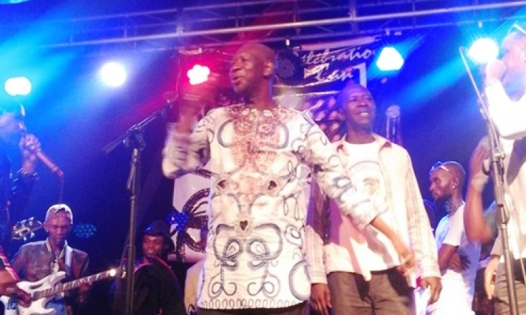 Abbé Coco, un proche de Papa Wemba lors d'un concert. Photo: N.Masela