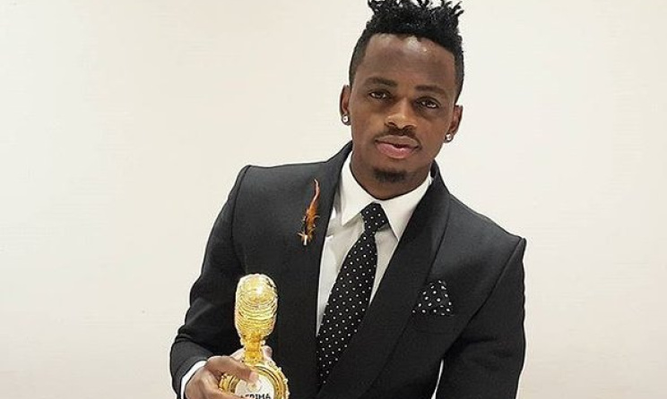 Diamond Platnumz poses with an AFRIMA trophy.  Photo: All Africa Music Awards
