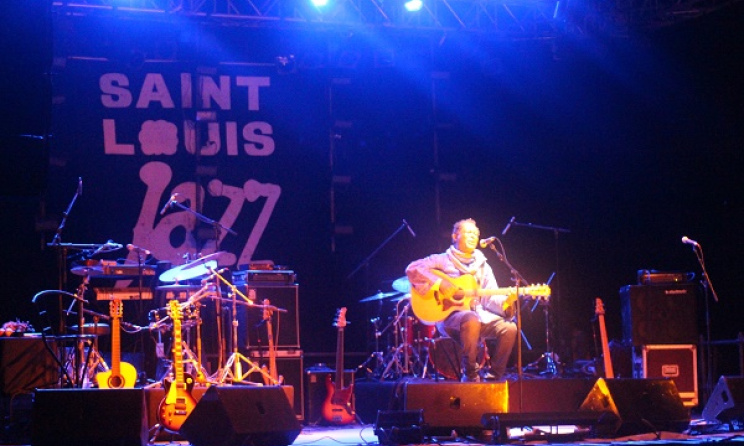 Lokua Kanza sur la scène du Festival de Saint-Louis