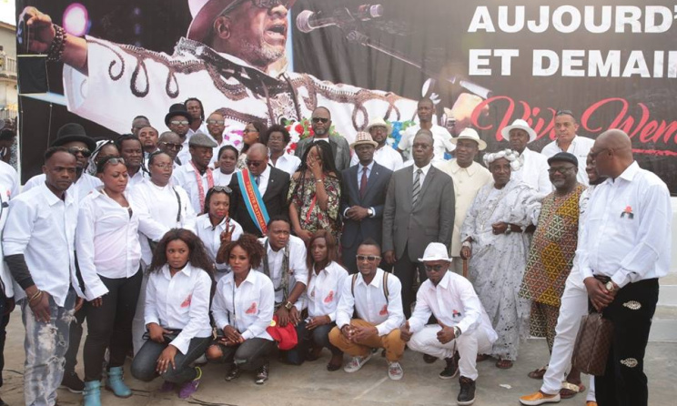 Photo prise àprès l'inauguration de la place "Papa Wemba". Source: page Facebook Femua