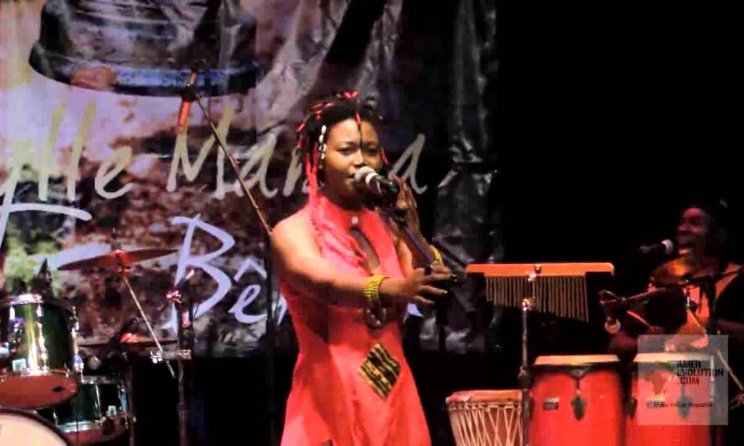 La chanteuse centrafrique Idylle Mamba lors d'un concert