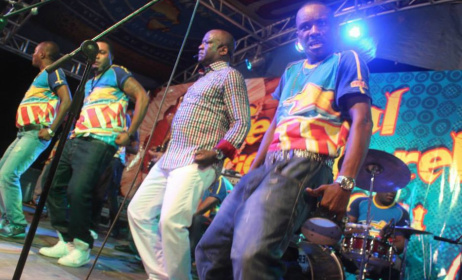 Jossart Nyoka Longo et son groupe lors d'un concert, source: zaikonkolomboka.skyrock.com