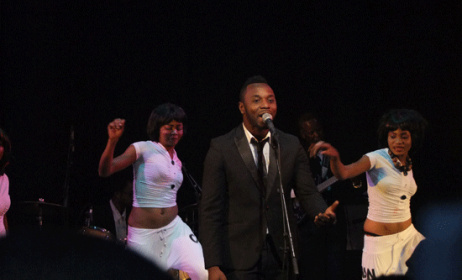 Peguy Tabu lors d'un concert à Kinshasa. (ph) www.talents2kin.com