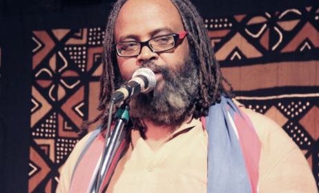 Abdi Rashid Jibril MC-ing at Choices Club. Photo: Ketebul Music