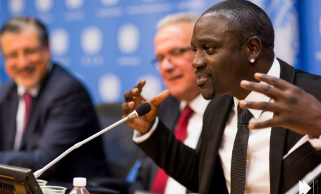 Akon speaking in New York recently. Photo: www.akonlightingafrica.com