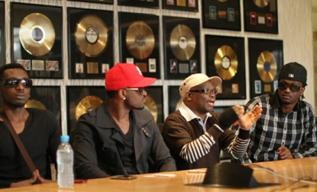 Nigerian duo P-Square with former Universal Music SA director Lindelani Mkhize in 2012. Photo: naijahits.wordpress.com  