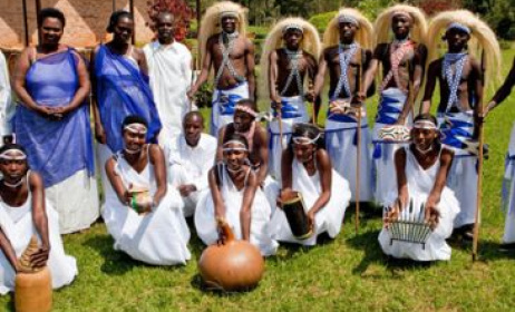 Un des plus anciens groupes de musique et de danse rwandais est la Troupe de Danse Intore