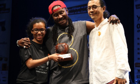 Didier Awadi receives his award from Arterial Network’s Diana Ramarohetra and George Camille. Photo: David Durbach
