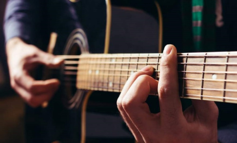 Bar chord. Photo: www.guitarhabits.com
